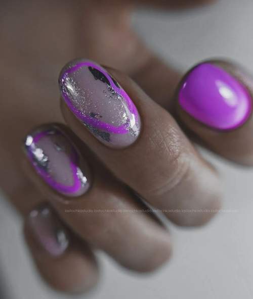 Conception d'ongles en feuille violette