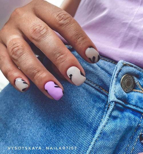 Manucure violette avec design 2022: photos, actualités mode