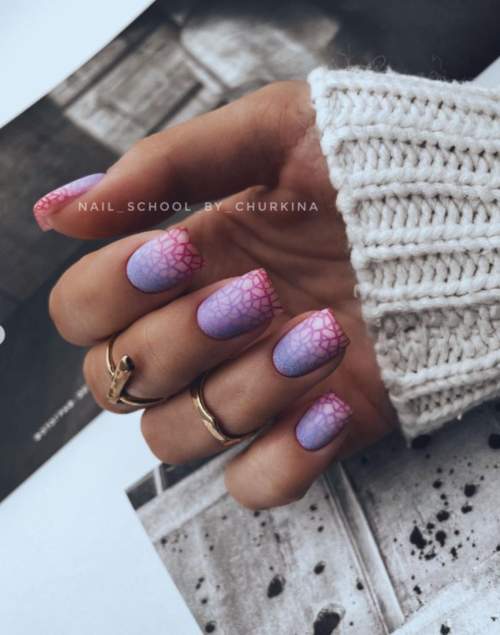 Manucure violette avec design 2022: photos, actualités mode