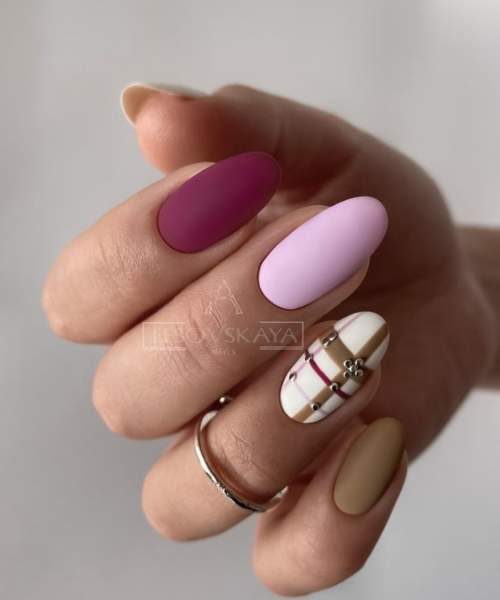 Manucure violette avec design 2022: photos, actualités mode