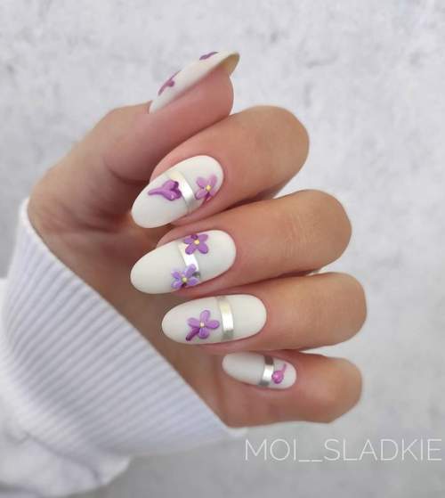 Fleurs violettes sur les ongles