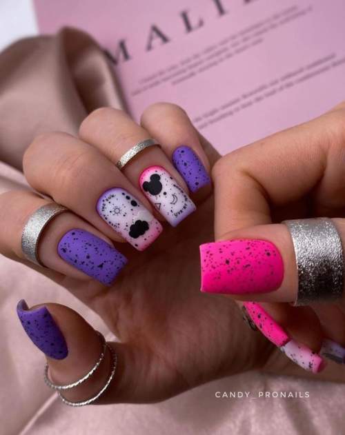 Manucure violette avec design 2022: photos, actualités mode
