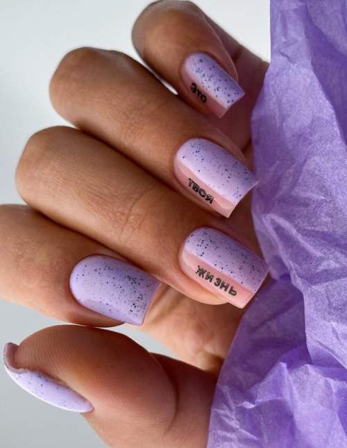 Manucure violette avec design 2022: photos, actualités mode