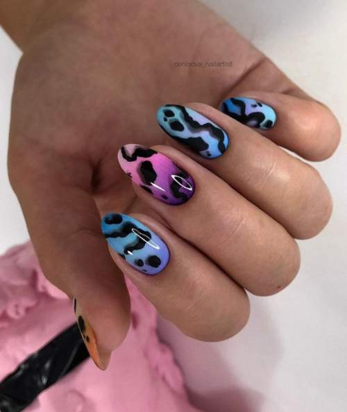 Manucure violette avec design 2022: photos, actualités mode