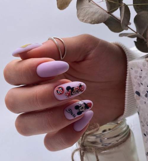 Manucure violette avec design 2022: photos, actualités mode