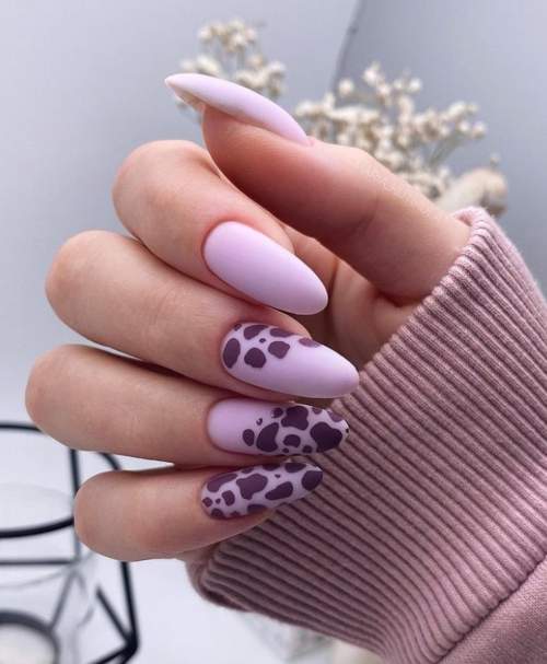 Manucure violette avec design 2022: photos, actualités mode