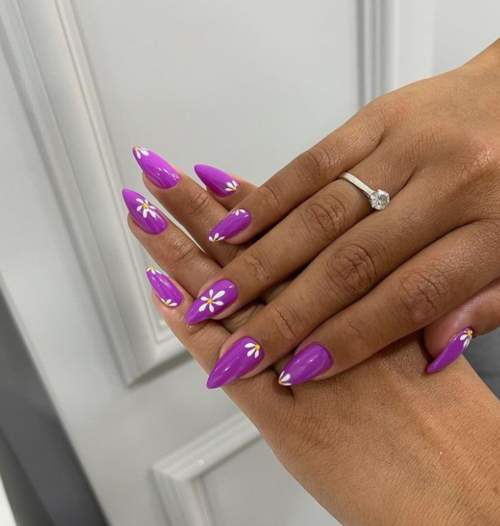 Manucure violette avec design 2022: photos, actualités mode