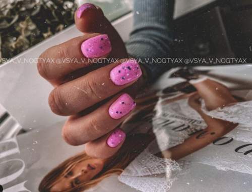 Manucure violette avec design 2022: photos, actualités mode