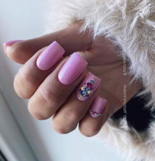 Manucure violette avec design 2022: photos, actualités mode