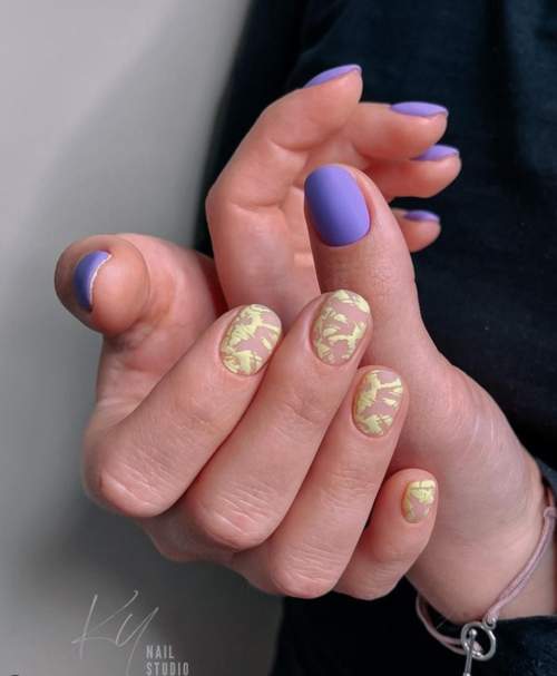 Manucure violette avec design 2022: photos, actualités mode