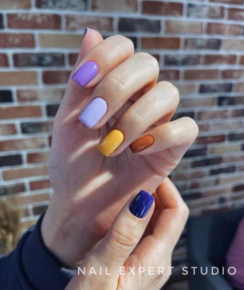 Manucure violette avec design 2022: photos, actualités mode