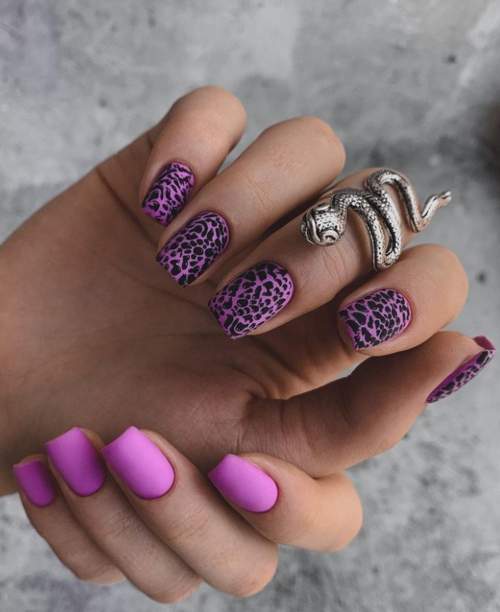 Manucure violette avec design 2022: photos, actualités mode