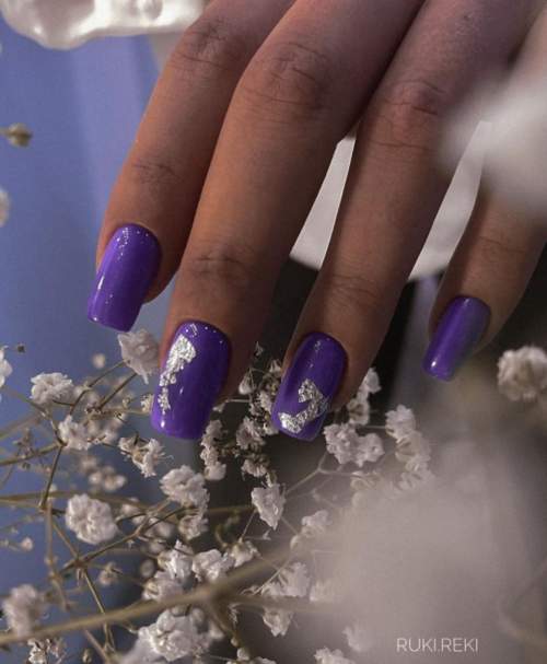 Manucure violette avec design 2022: photos, actualités mode