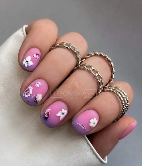Manucure violette avec design 2022: photos, actualités mode