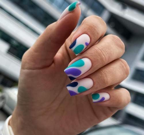 Manucure violette avec design 2022: photos, actualités mode