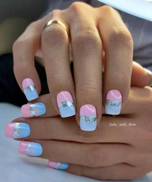 Photo de manucure rose et bleue du Nouvel An