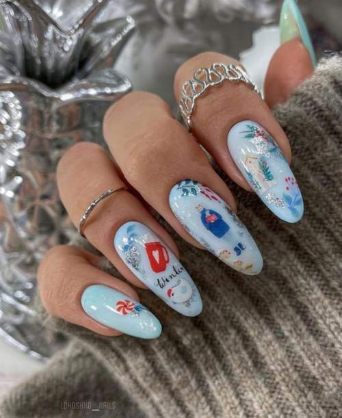 Manucure bleue du Nouvel An avec des dessins