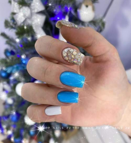 Manucure bleue pour les strass du nouvel an