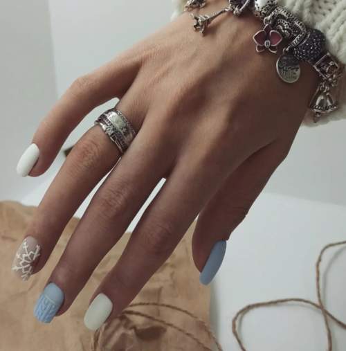 Manucure bleue du Nouvel An: nouveautés 2022, photos, idées de design