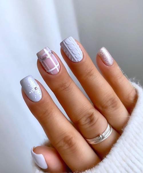 Manucure bleue avec motif tricoté