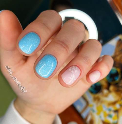 Manucure bleue du Nouvel An: nouveautés 2022, photos, idées de design