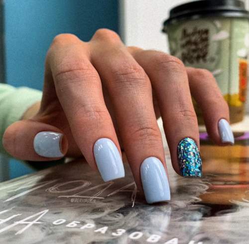 Manucure du Nouvel An avec des étincelles bleues