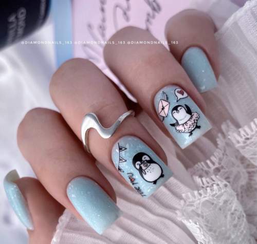 Pingouins bleus de manucure du Nouvel An