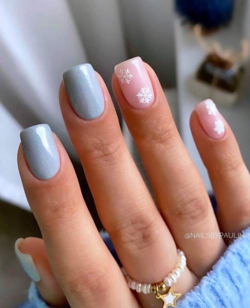 Manucure bleue avec un flocon de neige