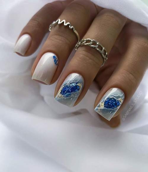 Manucure du Nouvel An bleu argenté
