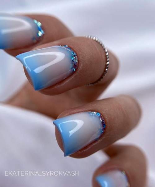 Manucure bleue du Nouvel An: nouveautés 2022, photos, idées de design