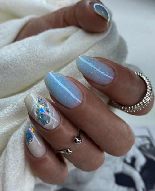 Camouflage bleu avec manucure du Nouvel An étincelante