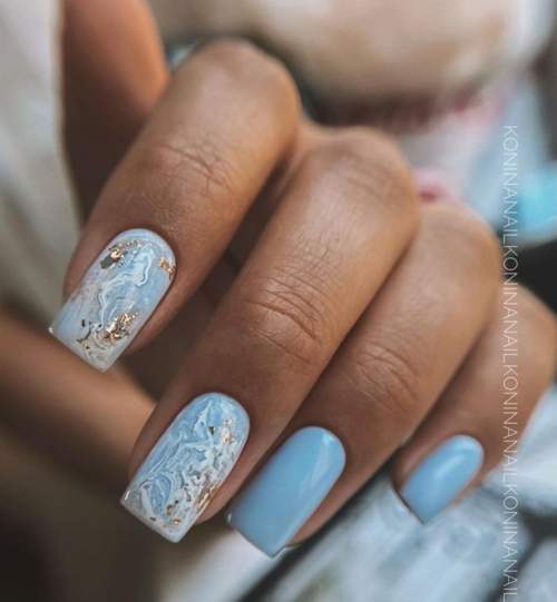 Textures bleues sur les ongles
