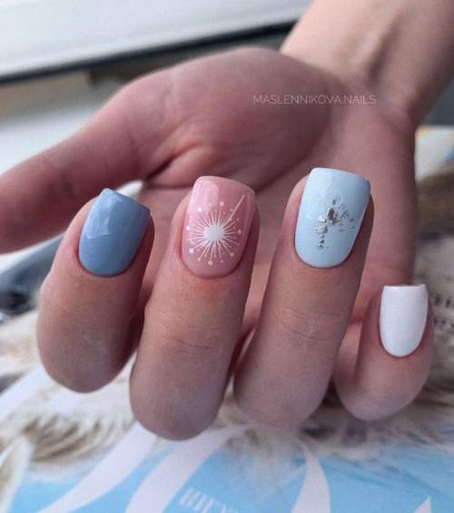 Manucure bleue du Nouvel An: nouveautés 2022, photos, idées de design