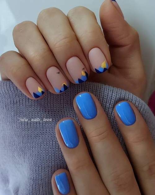 Manucure bleue du Nouvel An: nouveautés 2022, photos, idées de design