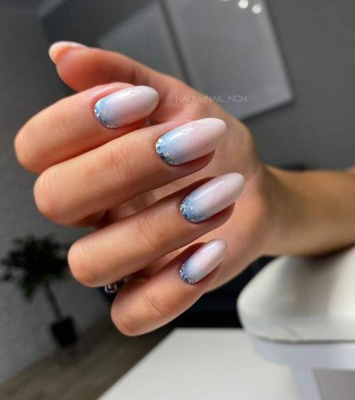 Manucure bleue du Nouvel An: nouveautés 2022, photos, idées de design