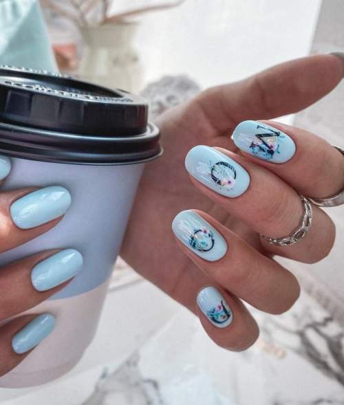 Photo de manucure bleue du Nouvel An