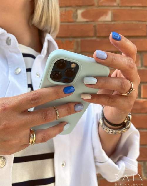 Manucure bleue du Nouvel An: nouveautés 2022, photos, idées de design