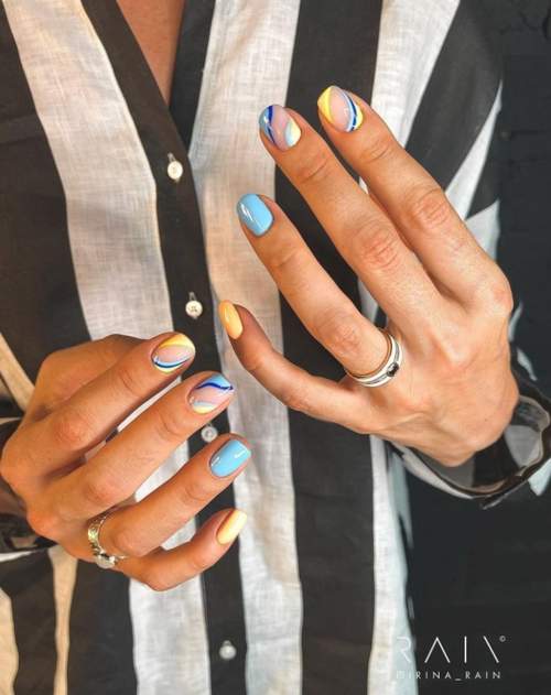 Manucure bleue du Nouvel An: nouveautés 2022, photos, idées de design