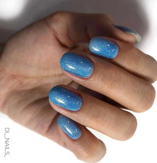 Manucure à paillettes bleues