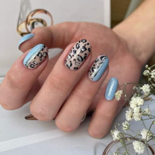 Manucure bleue du Nouvel An: nouveautés 2022, photos, idées de design