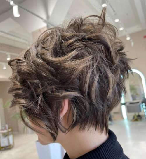 Coupes de cheveux bouclés pixie bob