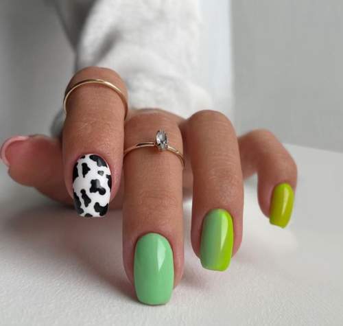 Photo du design des ongles verts à la mode 2022: nouvelle manucure