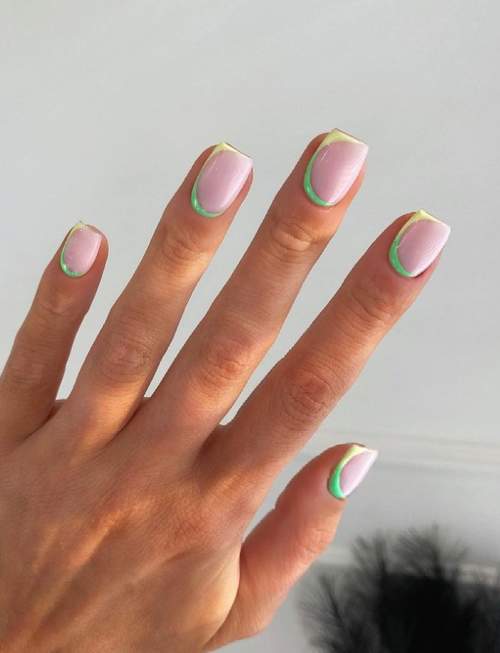 Photo du design des ongles verts à la mode 2022: nouvelle manucure