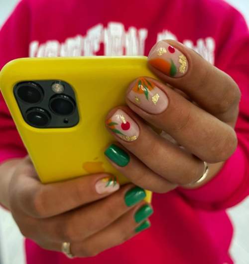 Photo du design des ongles verts à la mode 2022: nouvelle manucure