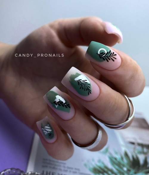 Photo du design des ongles verts à la mode 2022: nouvelle manucure