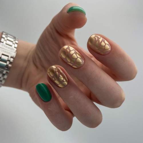 Photo du design des ongles verts à la mode 2022: nouvelle manucure