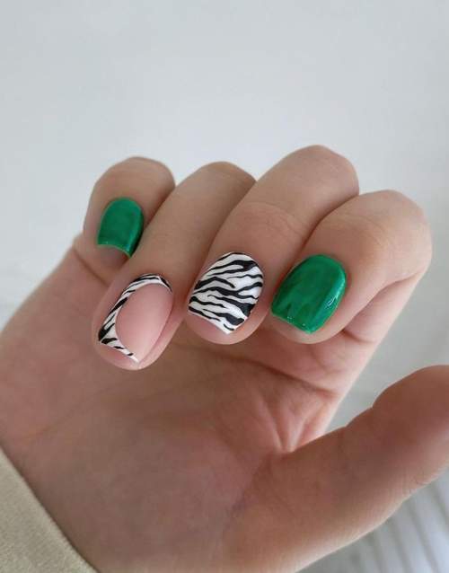 Photo du design des ongles verts à la mode 2022: nouvelle manucure