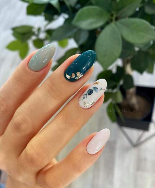 Photo du design des ongles verts à la mode 2022: nouvelle manucure