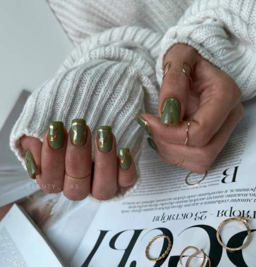 Photo du design des ongles verts à la mode 2022: nouvelle manucure