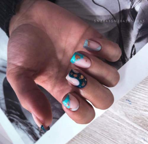 Photo du design des ongles verts à la mode 2022: nouvelle manucure